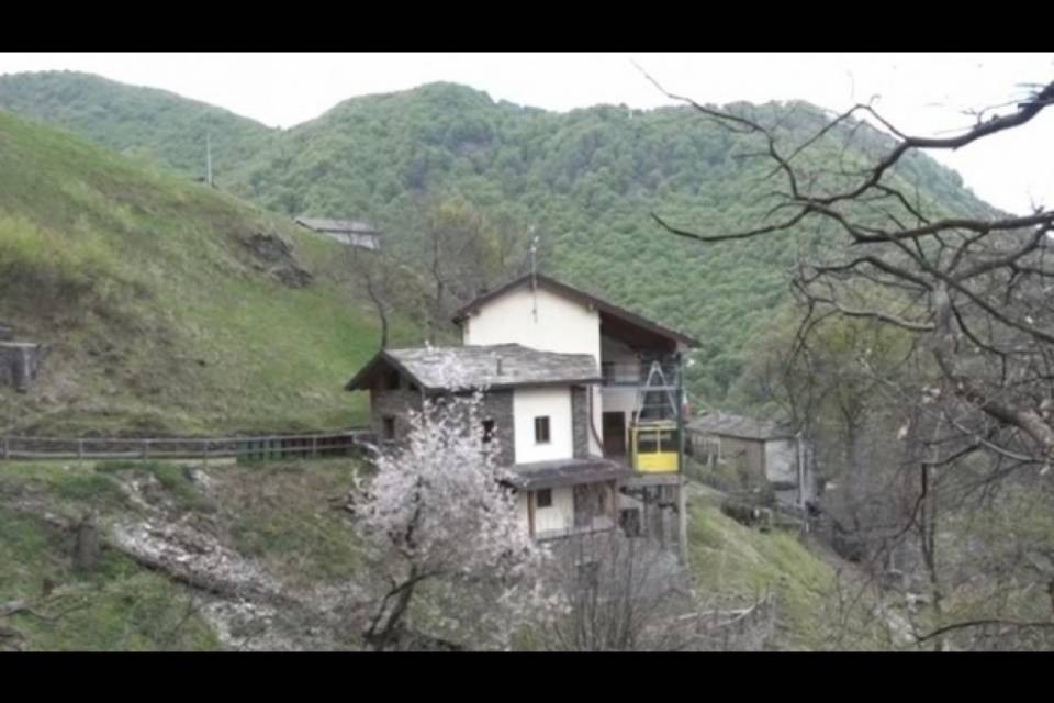La funivia schiaccia il manovratore, villaggio isolato