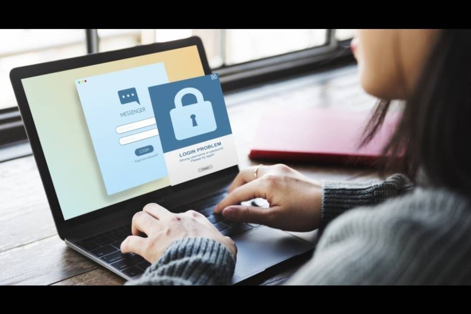 Trova la password e legge le email dell'ex, condannata