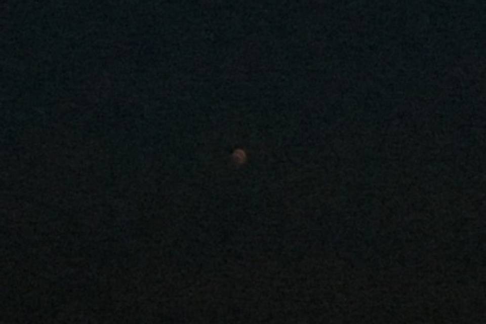 La "luna rossa" ammalia i curiosi sul Monte Lema