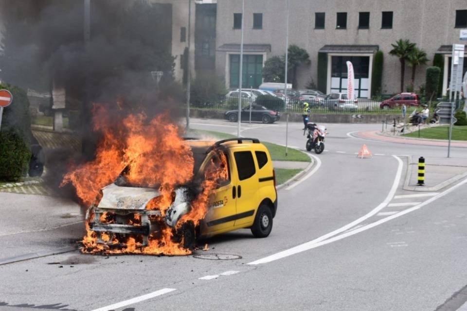 L'auto del postino prende fuoco a Mezzovico