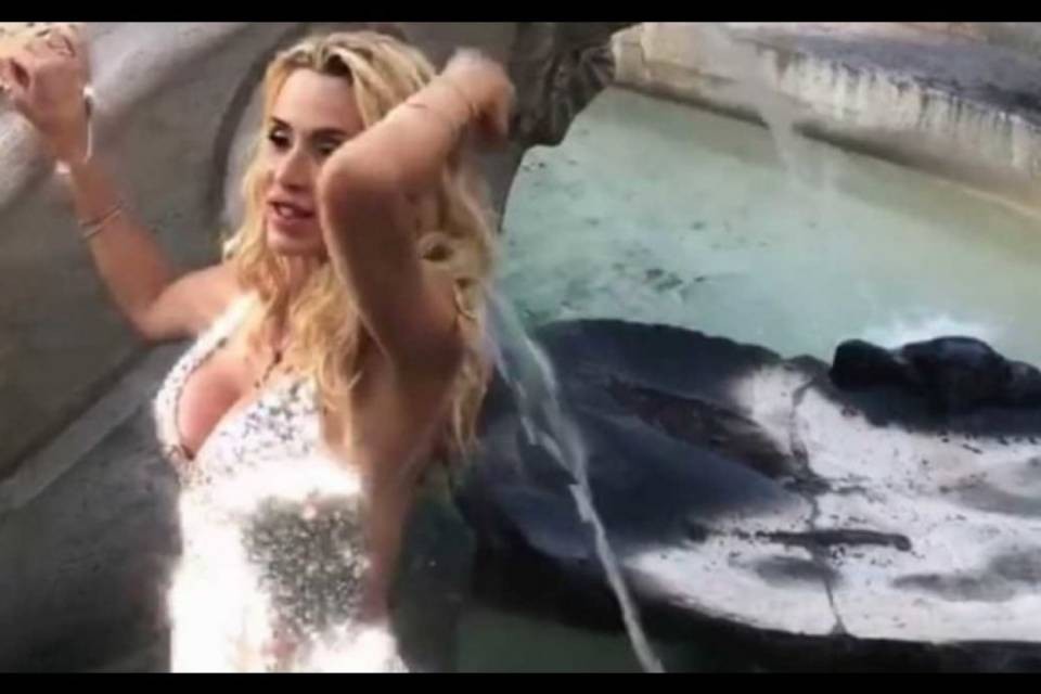 Valeria Marini multata per il bagno nella fontana di Piazza di Spagna a Roma