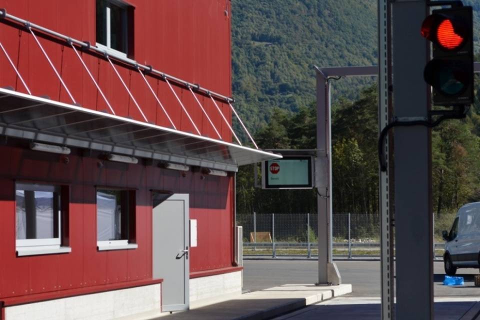 Gli mancano dei freni e cerca di sottrarsi ai controlli