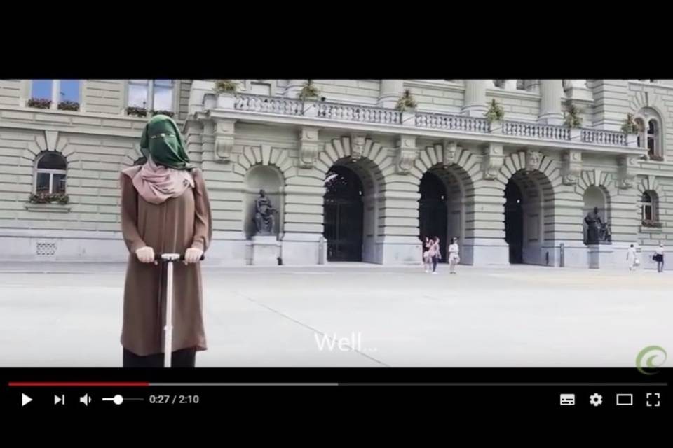 Il video: "Vietare il burqa è una decisione retrograda"
