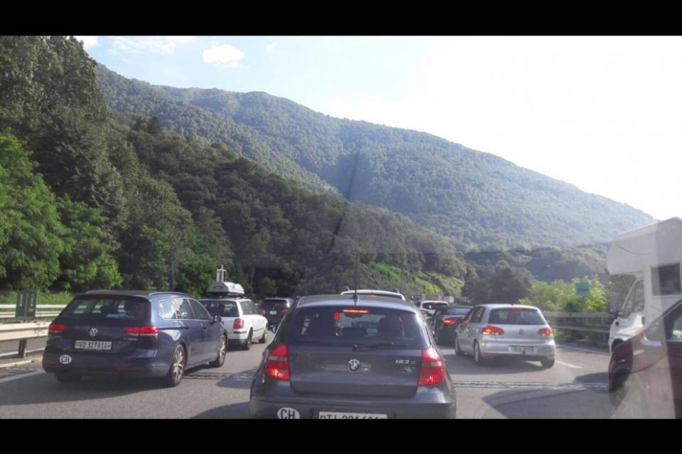 A2, code tra Bellinzona e San Nicolao