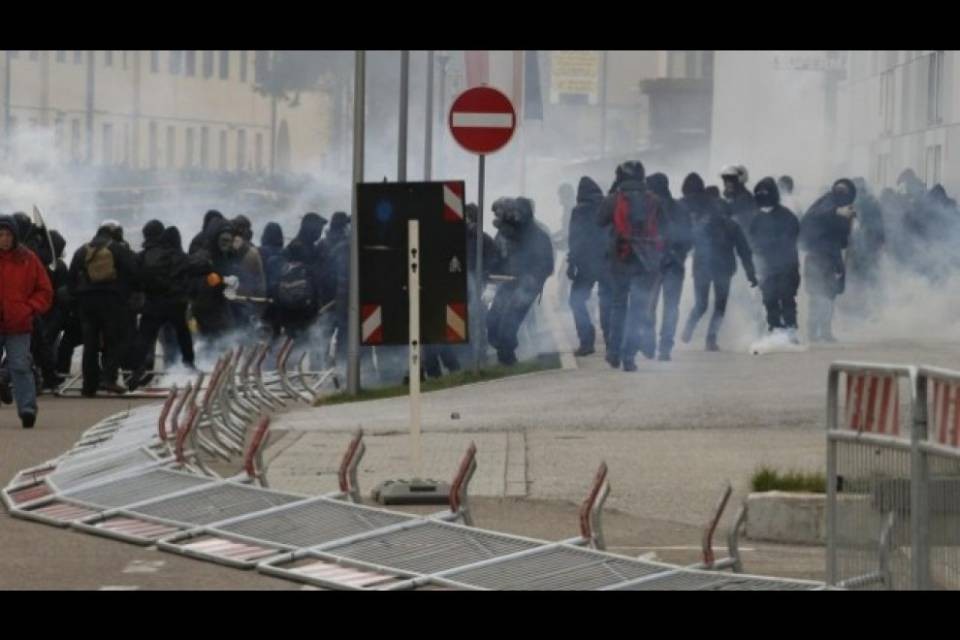 Parigi - Scontri durante il corteo del primo maggio