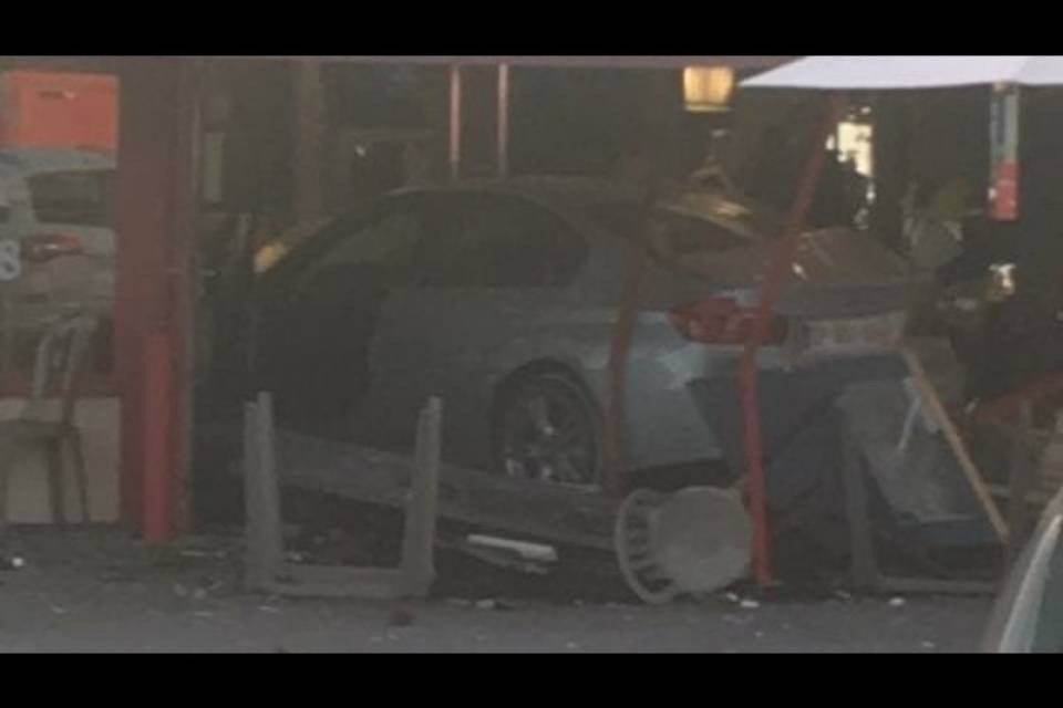 Auto contro un ristorante, muore una bambina