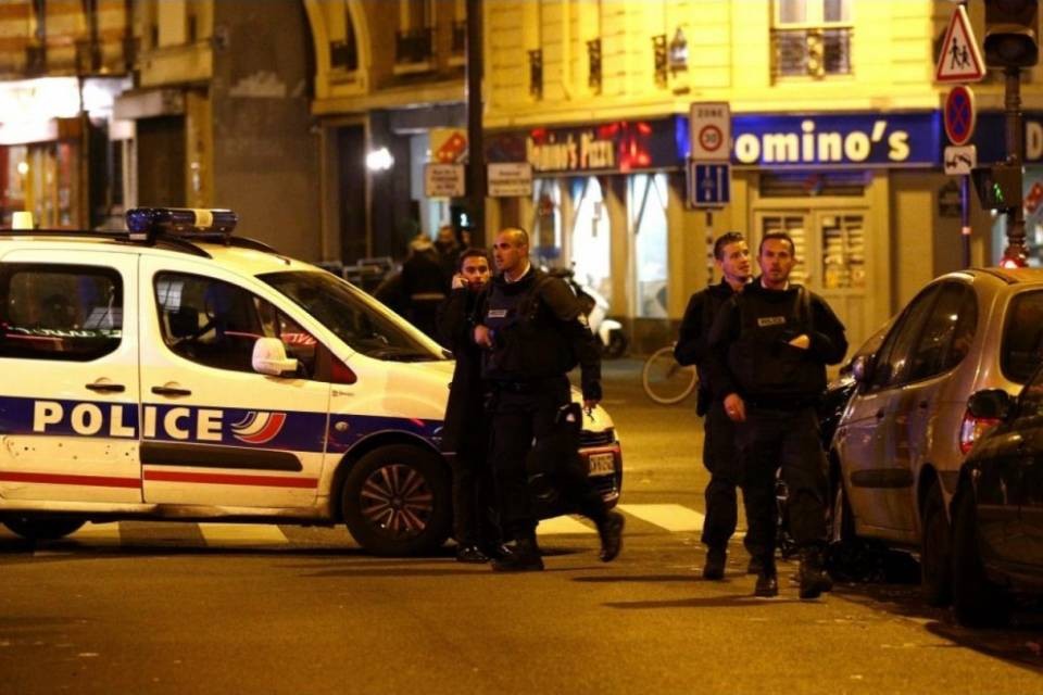 Parigi, terrorista in fuga