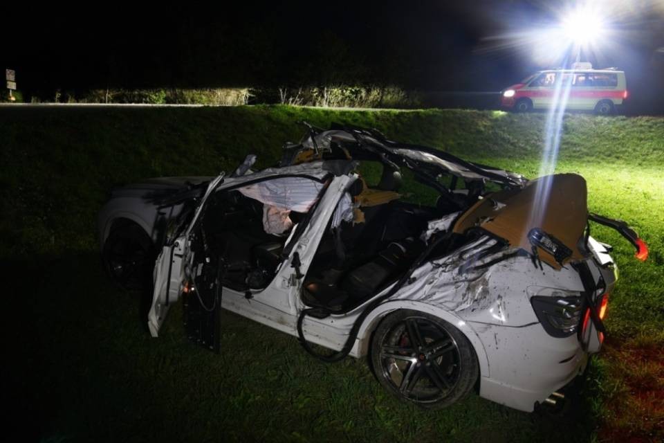 Incidente nella notte, muore un 17enne
