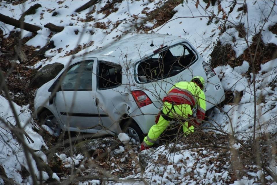 Finisce con l'auto in un dirupo di 50 metri: illeso