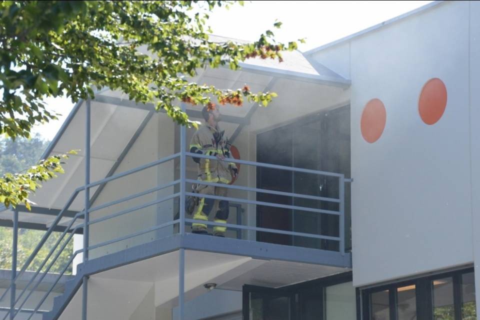 Denso fumo a Losone, incendio in uno stabile commerciale
