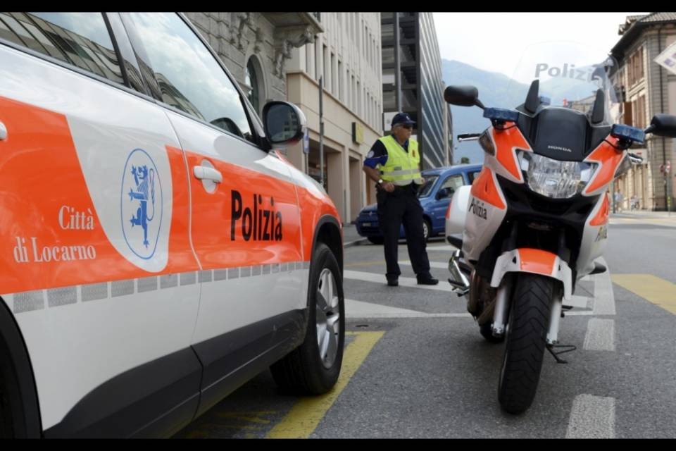 Colpito e ammanettato davanti al figlio disabile