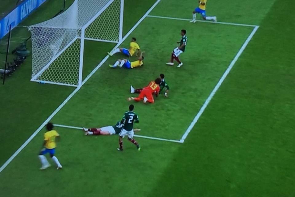 Neymar e Firmino stendono il Messico