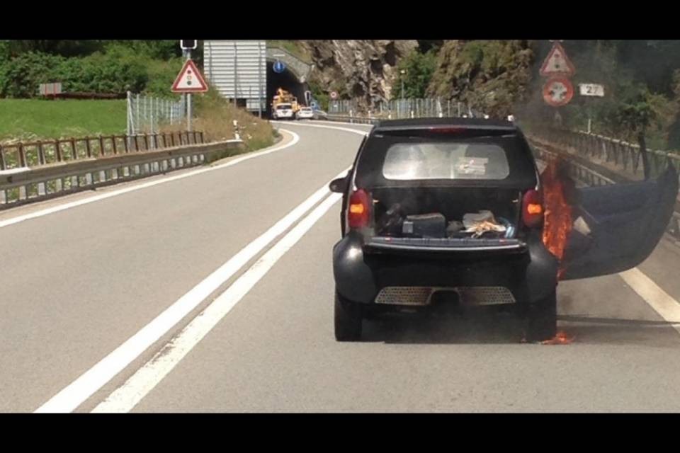 Auto prende fuoco sulla A13