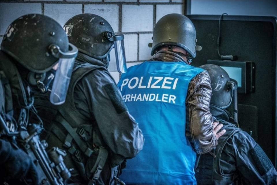 Uomo armato semina il panico a Dübendorf