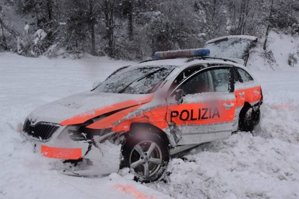 Scivola sulla neve e distrugge l'auto della polizia