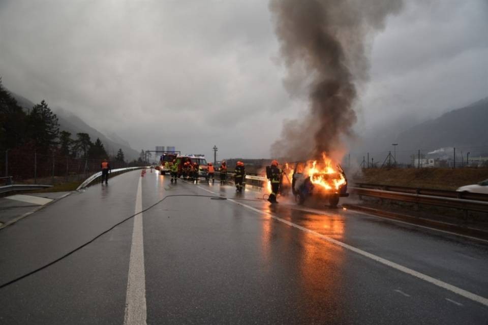 Minibus prende fuoco sulla A13 e intensifica le code
