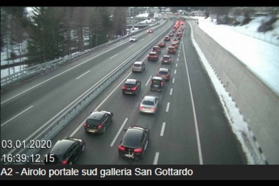 Ancora traffico al Gottardo, ritardi fino a 45 minuti