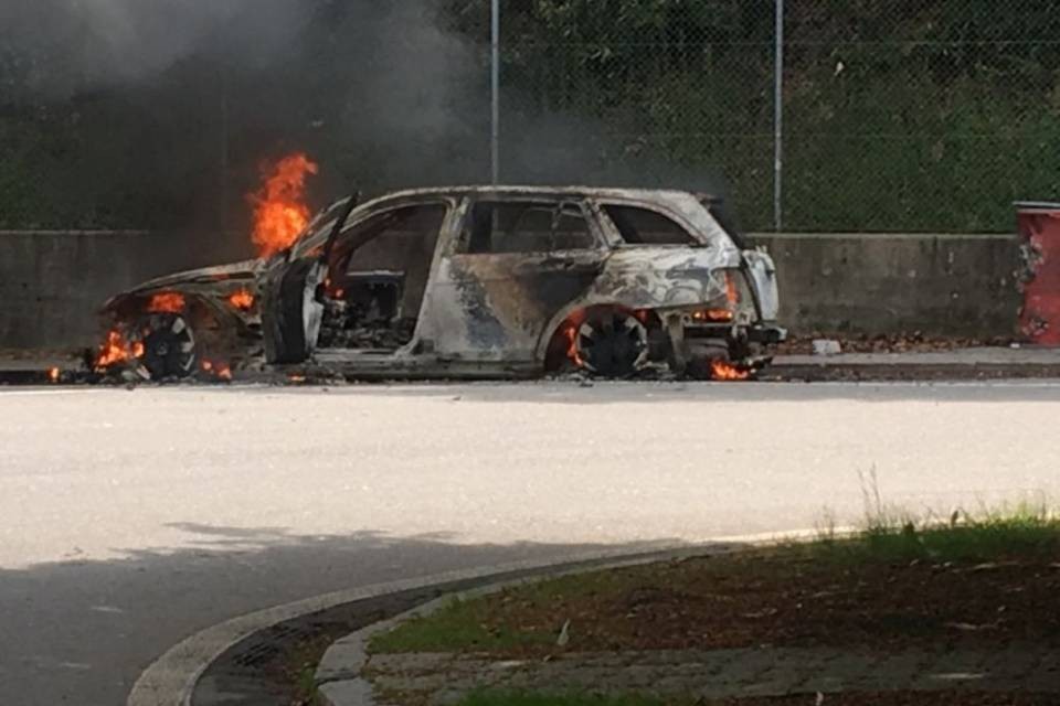 Auto prende fuoco sul Monte Ceneri