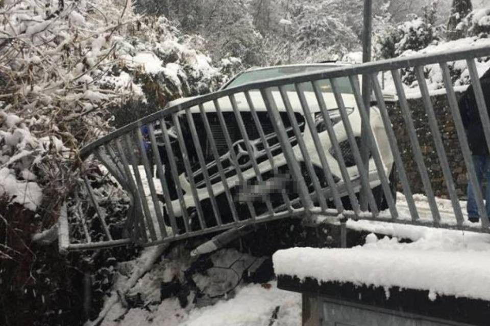 Neve traditrice: SUV sbatte contro una barriera