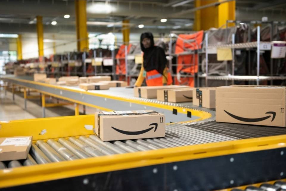 La gente sta a casa, Amazon assume 100'000 persone