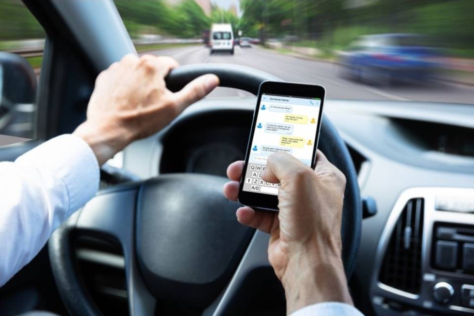 Distratto dal cellulare investì due uomini, condannato