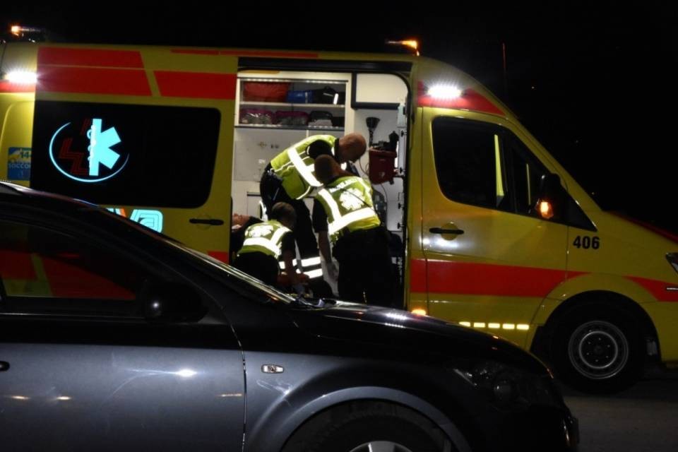 Auto urta un ciclista a Quartino e scappa