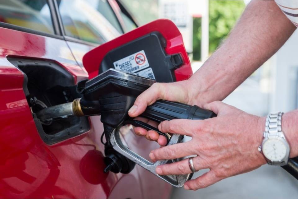 La benzina comasca è la più cara. Sorridono i ticinesi