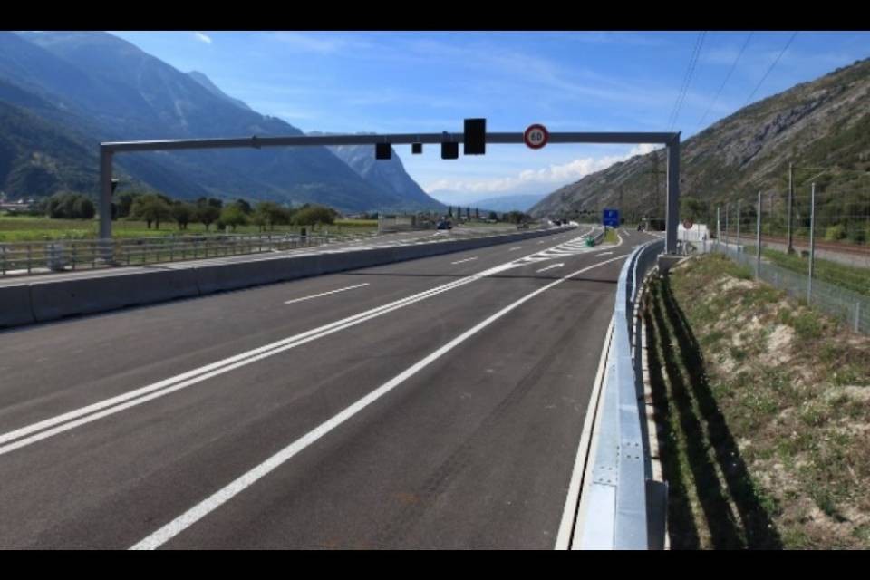 Ciclista ubriaco in contromano sull'autostrada