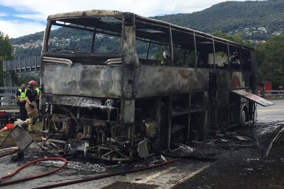Autobus distrutto dalle fiamme sull'A2