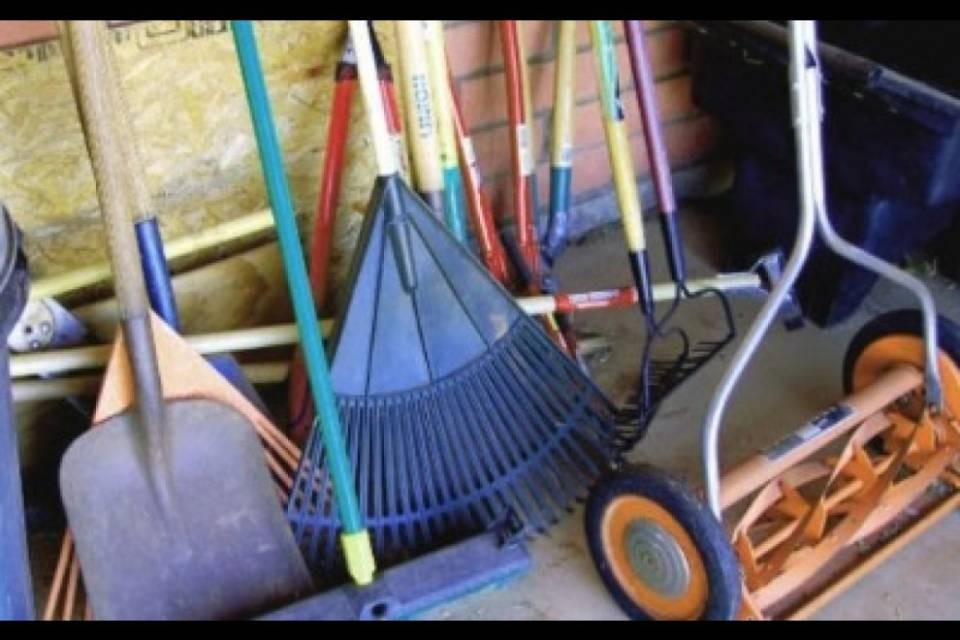 Rubava attrezzi da giardino, condannato