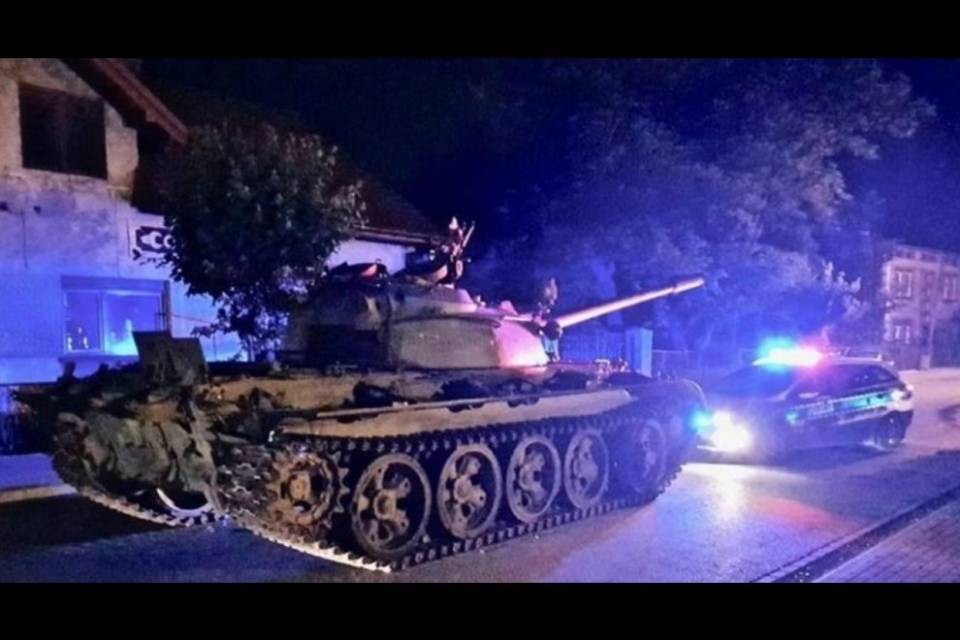 Polonia, ubriaco guida un carro armato e semina il panico