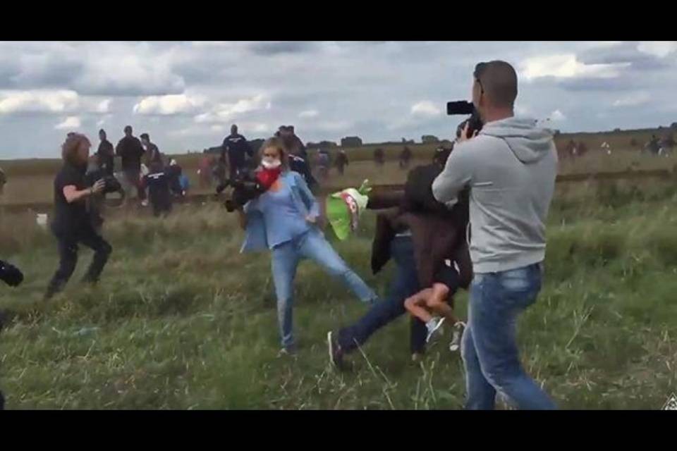 Calci a migranti, la reporter licenziata si scusa