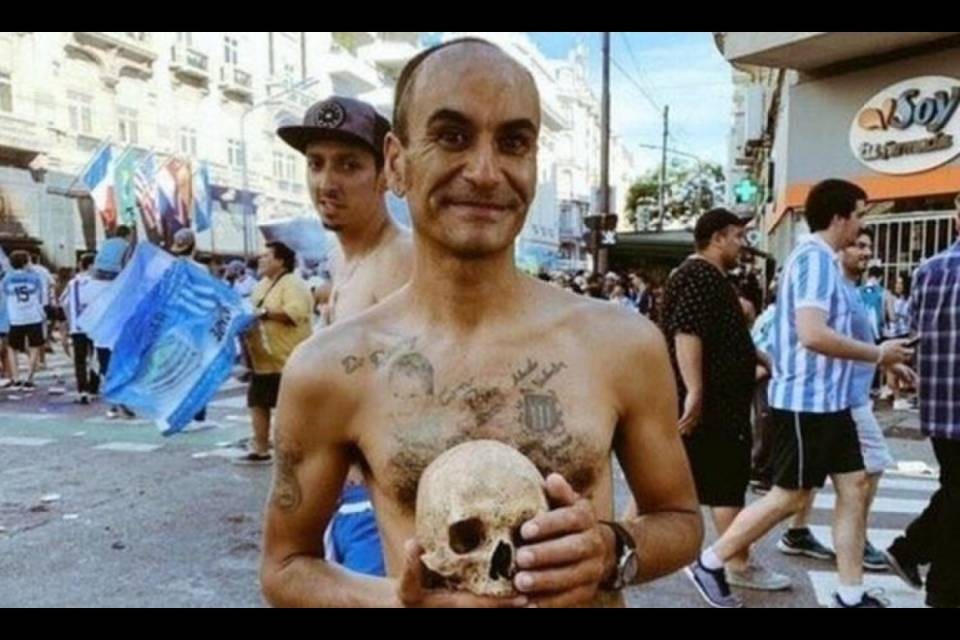 Argentina, festeggia il titolo con il teschio del nonno