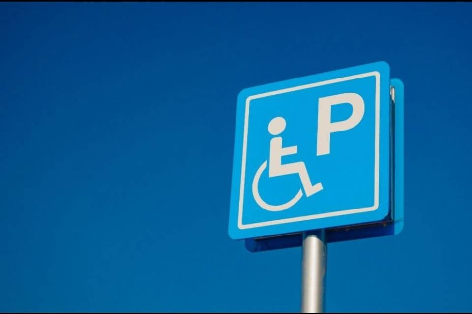 Bimba disabile discriminata perché "senza sedia a rotelle"