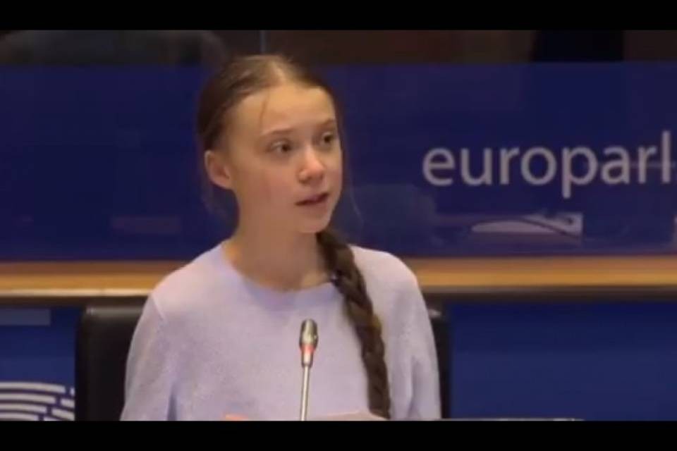 L'UE presenta la legge salva-clima, Greta la boccia