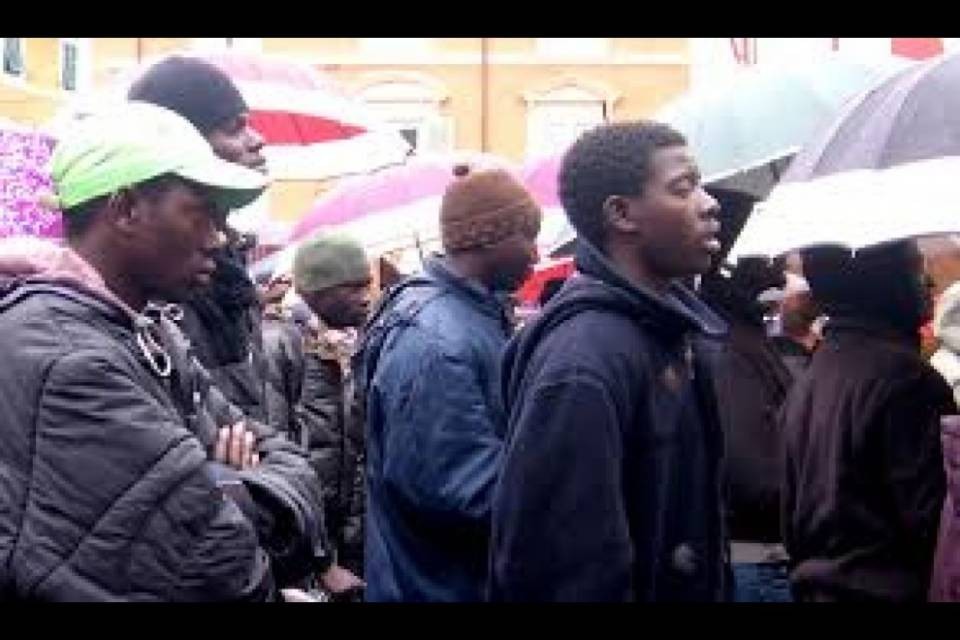Como, lanciano uova contro un migrante