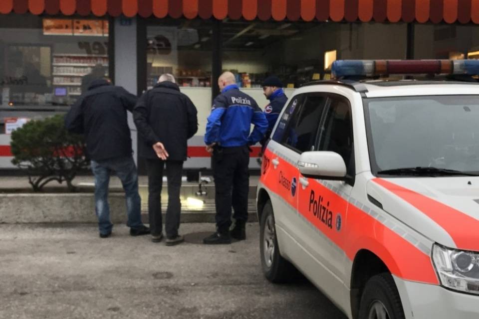 Rapina stamattina a Novazzano, ladri in fuga