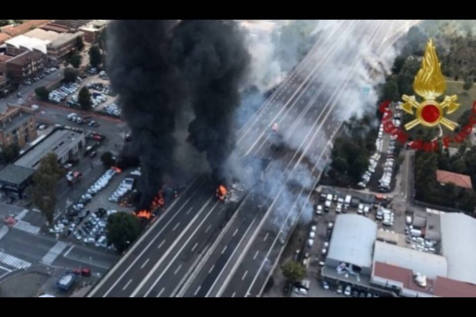 Inferno in tangenziale: il bilancio è di un morto e 145 feriti