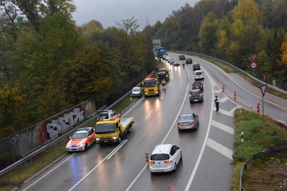 Inverte la marcia e si scontra con due auto