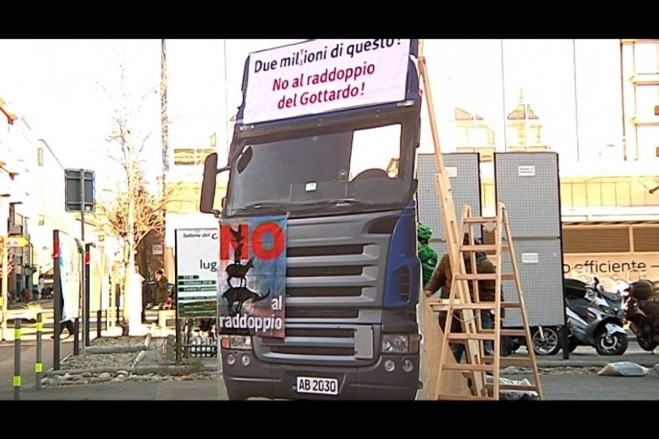 Un TIR in piazza contro il raddoppio