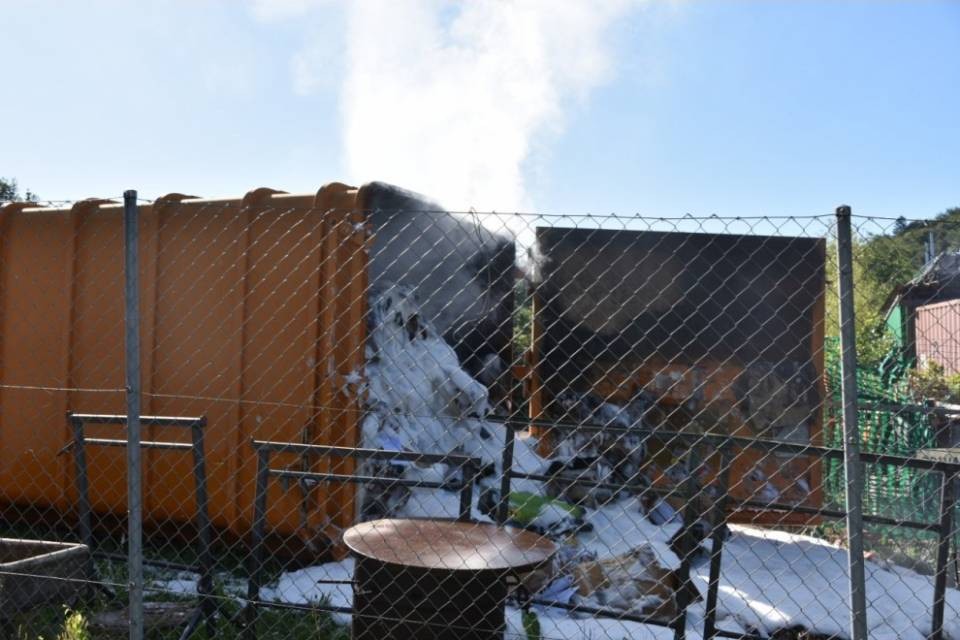Deposito in fiamme a Curio