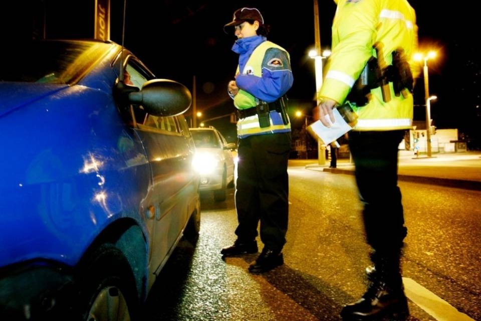 Pizzicata due volte alticcia al volante