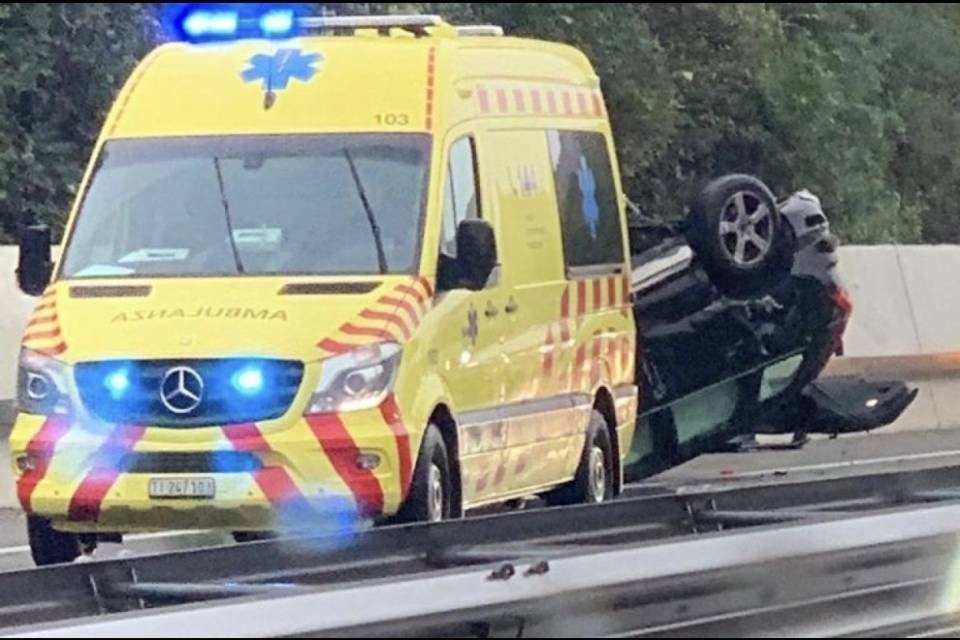 A2, Auto si rovescia sul tetto a Capolago