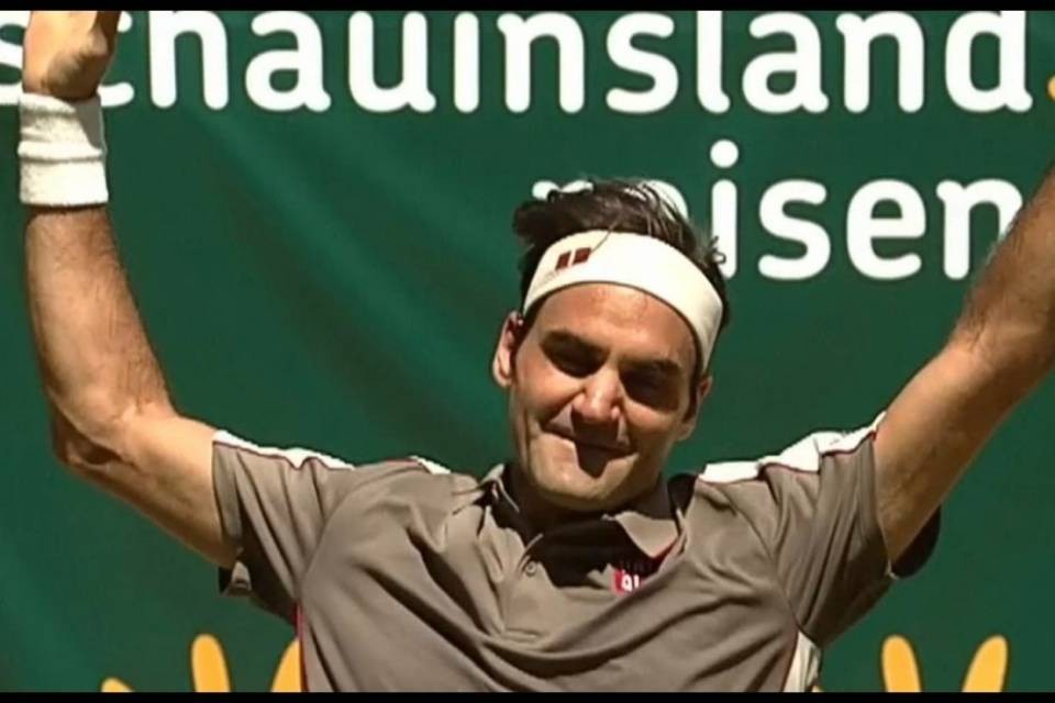 Federer comincia male, ma poi batte Dzumhur