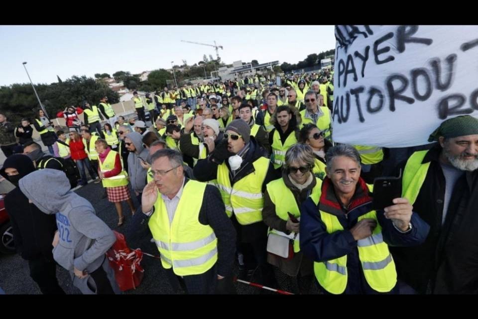 Gilet gialli, 10 feriti e 60 fermi a Parigi