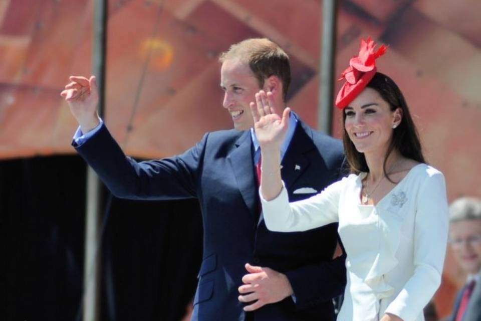 Il corteo di William e Kate investe un'anziana, è grave