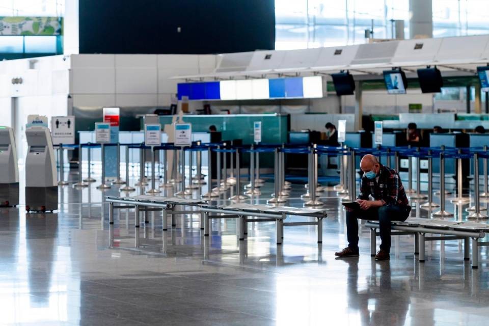L’uomo è stato testato all’aeroporto di Hong Kong di ritorno dalla Spagna. Foto Shutterstock
