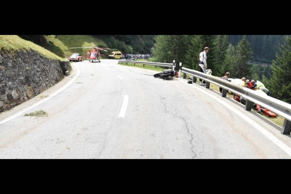 Sbanda e finisce fuori strada: ferito un motociclista