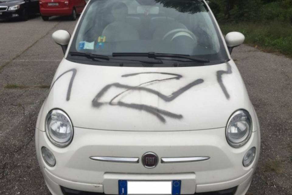 Svastiche e gomme tagliate a Camignolo