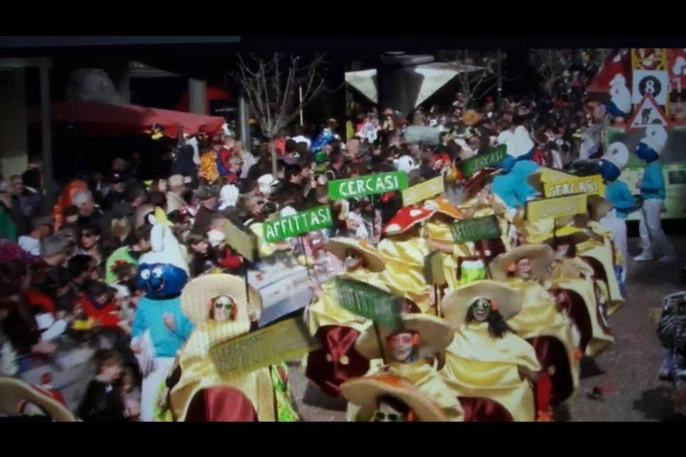 Un corteo baciato dal sole